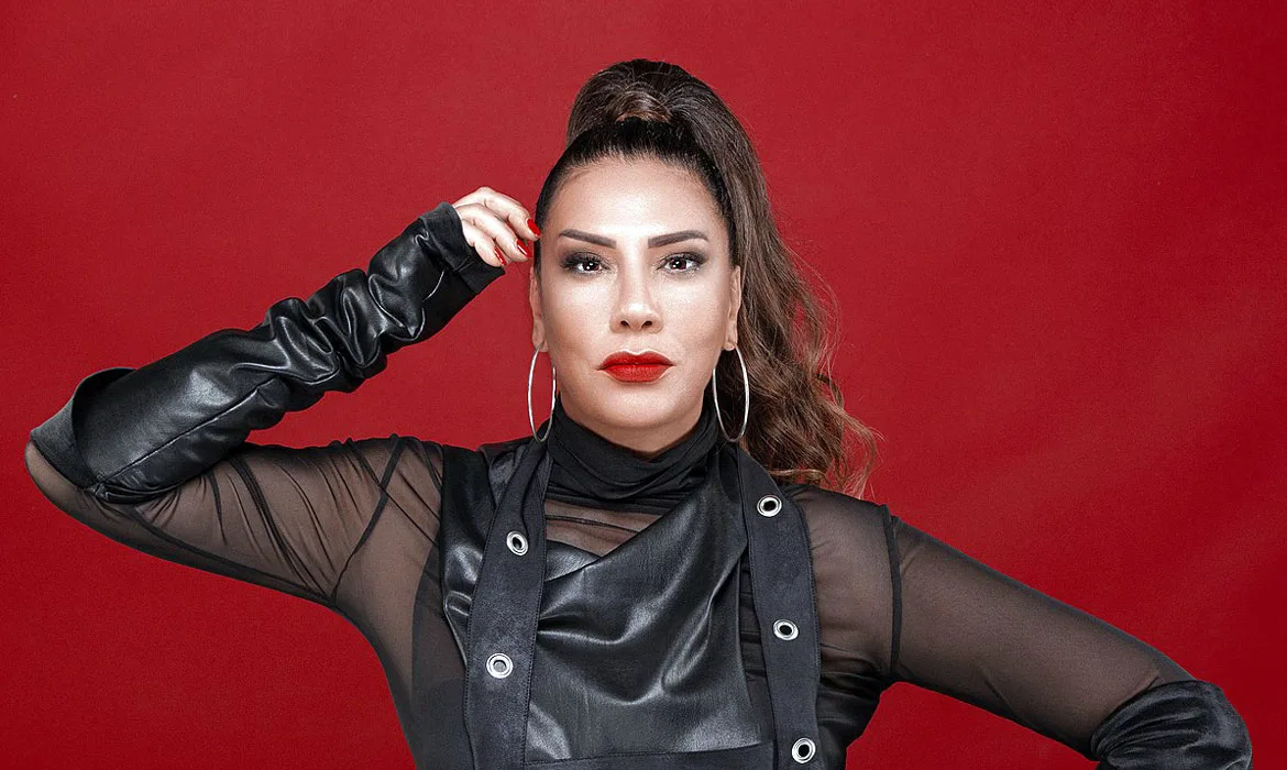 Işın Karaca, Yeni Görünümüyle Şaşırttı