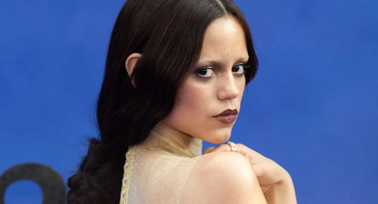 Jenna Ortega, “Wednesday” 2. Sezon Prömiyerinde Gotik Zarafetiyle Göz Kamaştırdı