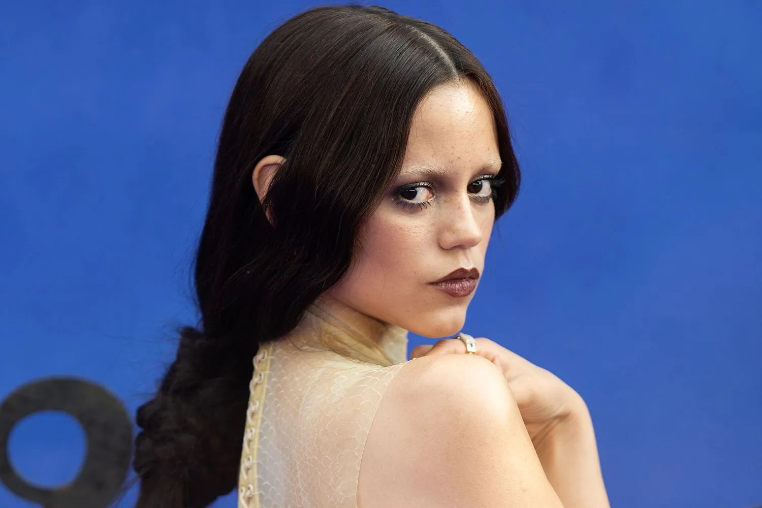 Jenna Ortega, “Wednesday” 2. Sezon Prömiyerinde Gotik Zarafetiyle Göz Kamaştırdı