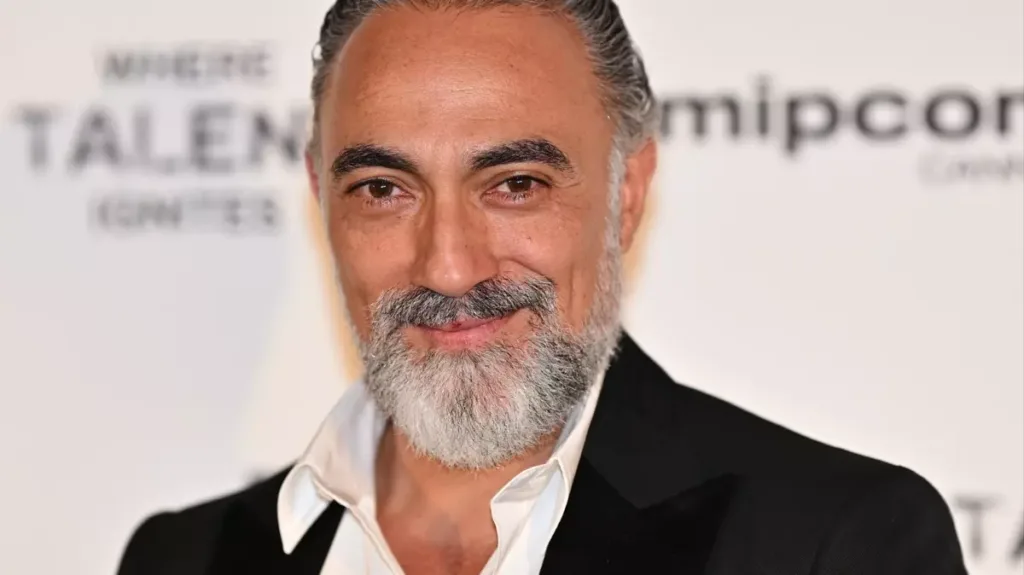 Selim Bayraktar’dan Çeşme’de Nefes Kesen Dalga Sörfü Gösterisi