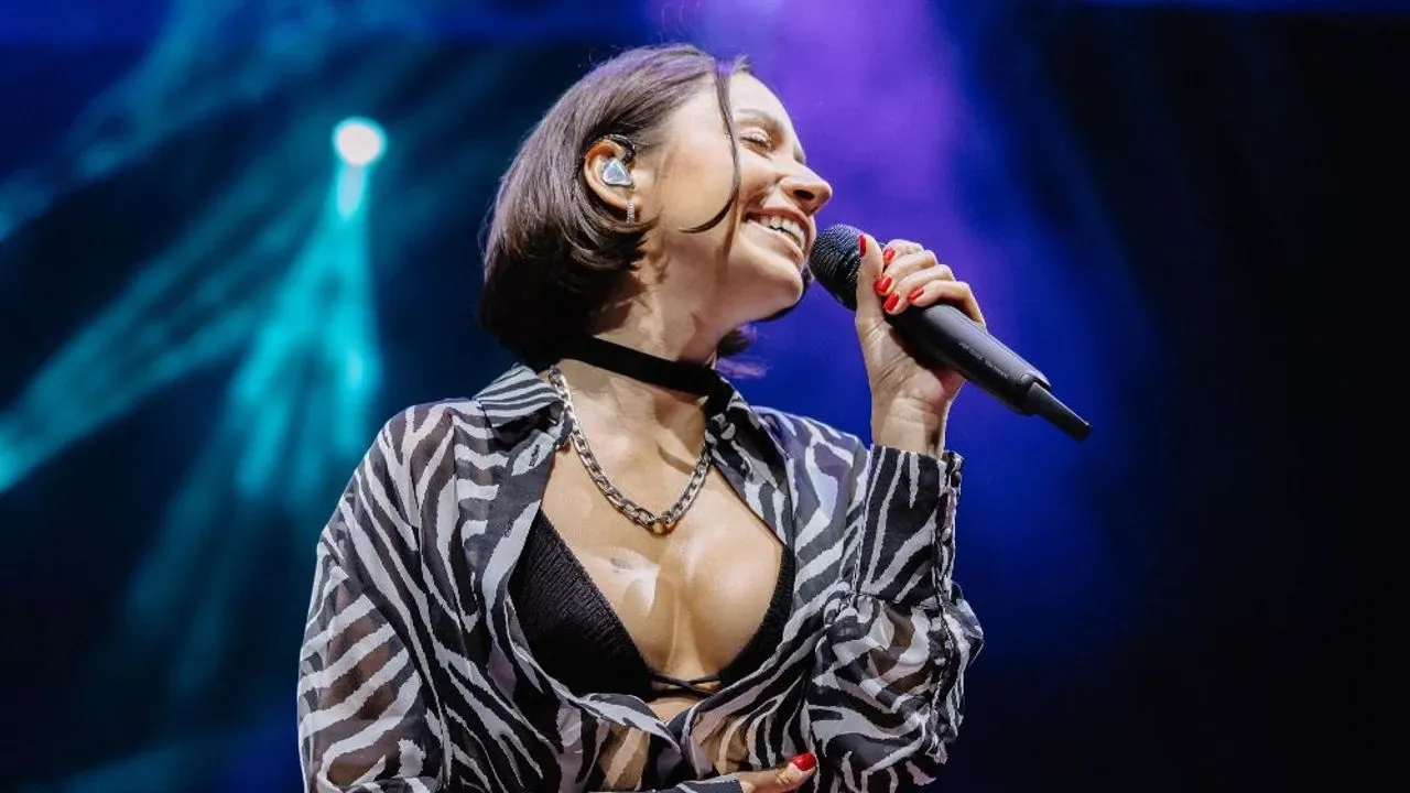 Zeynep Bastık’tan Tatilciler İçin Unutulmaz Gece