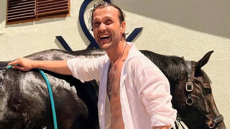 Aras Bulut İynemli’nin At Sevgisi Sosyal Medyayı Büyüledi