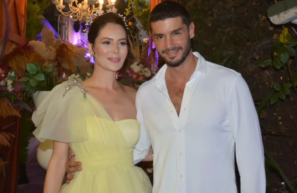Berk Oktay ve Yıldız Çağrı Atiksoy Üçüncü Evlilik Yıl Dönümlerini Romantik Paylaşımlarla Kutladı