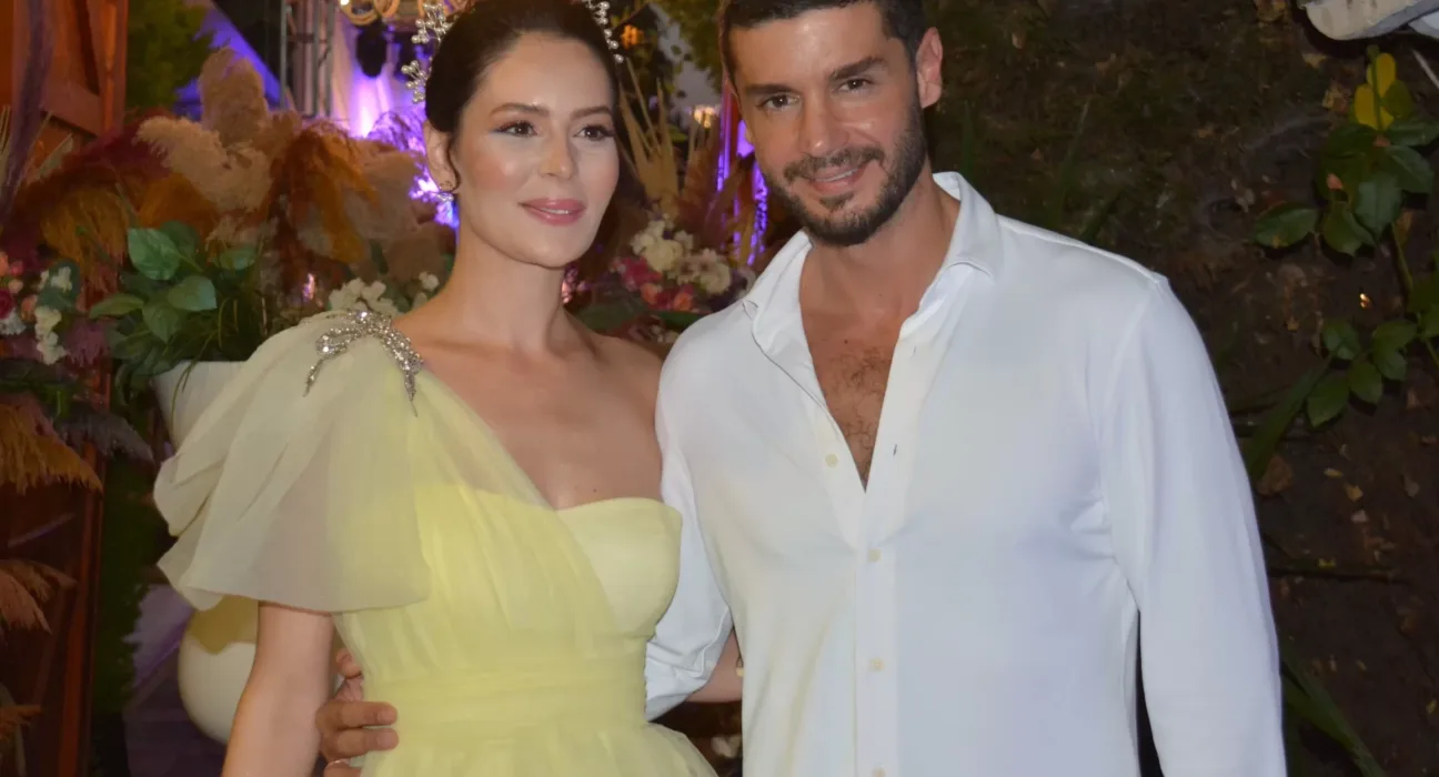 Berk Oktay ve Yıldız Çağrı Atiksoy Üçüncü Evlilik Yıl Dönümlerini Romantik Paylaşımlarla Kutladı