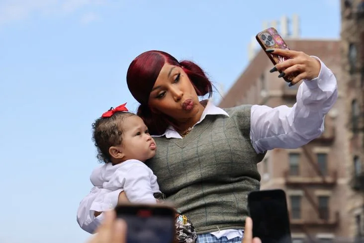 Cardi B, Otomobilinin Tepesinde Twerk Yaparak Yeni Albümünü Tanıttı