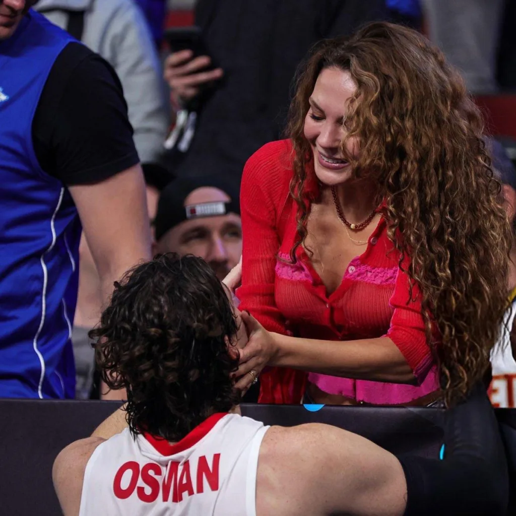 Cedi Osman, Galibiyeti Eşi Ebru Şahin’le Kutladı!
