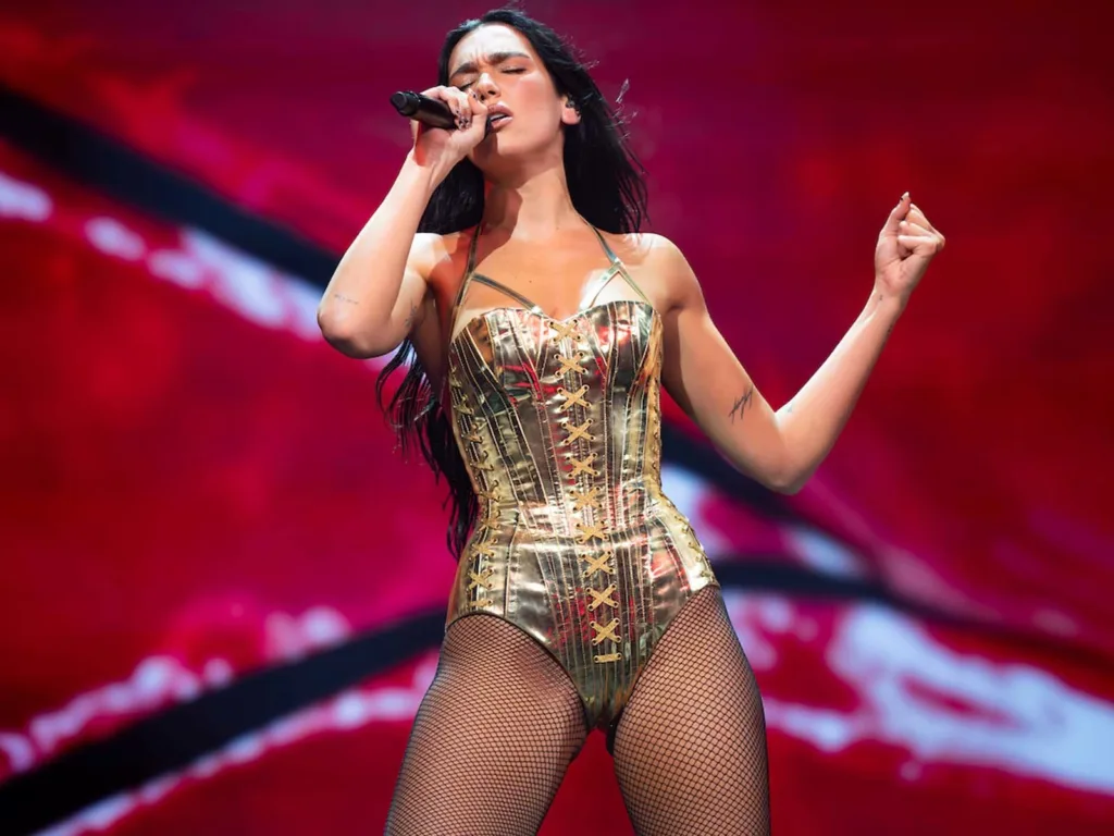 Dua Lipa’nın Chicago Konserinde Parlayan Sahne Kostümleri