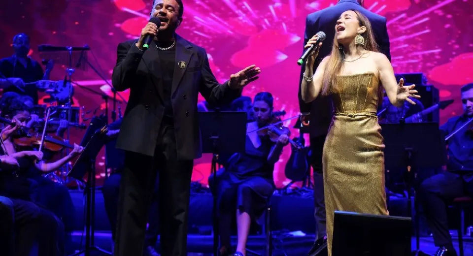Emre Altuğ ve İpek Açar’dan Gömeç’te Unutulmaz Konser