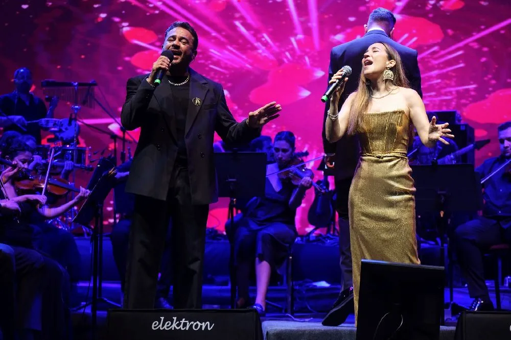 Emre Altuğ ve İpek Açar’dan Gömeç’te Unutulmaz Konser