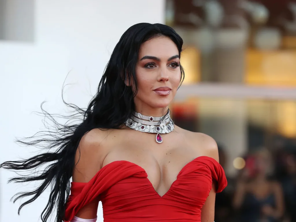 Georgina Rodriguez Devasa Nişan Yüzüğüyle Venedik Film Festivali’nde Parladı