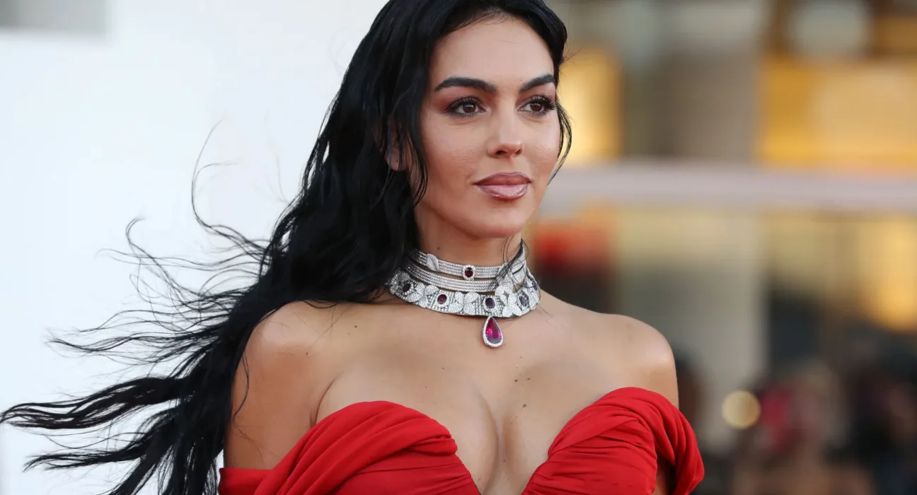 Georgina Rodriguez Devasa Nişan Yüzüğüyle Venedik Film Festivali’nde Parladı