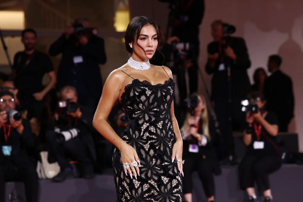 Georgina Rodriguez, Ronaldo'nun Evlilik Teklifi Sonrası Venedik'te Büyüledi: Gözler Sadece Yüzükteydi!