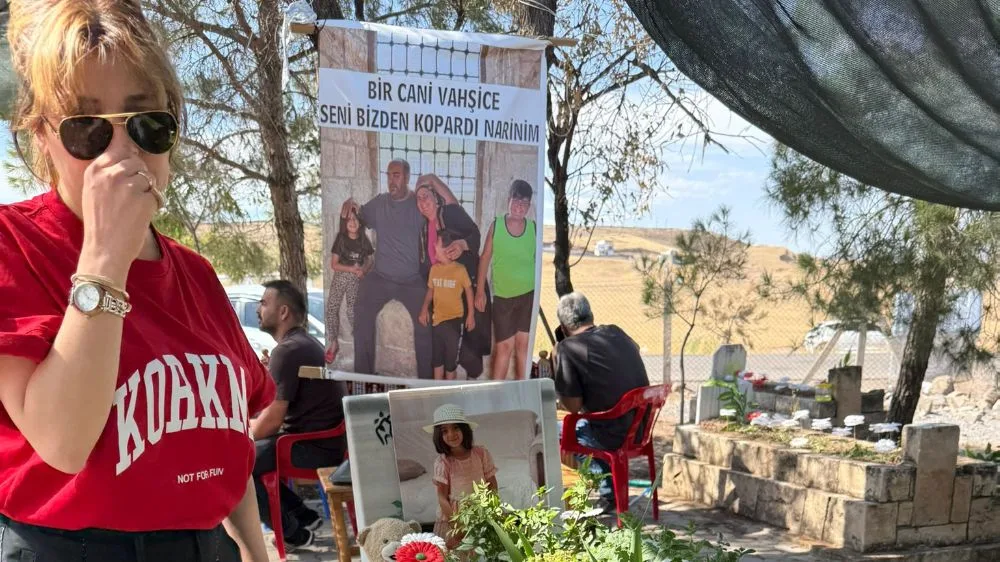 Gonca Vuslateri, Narin Güran’ın Mezarını Ziyaret Etti