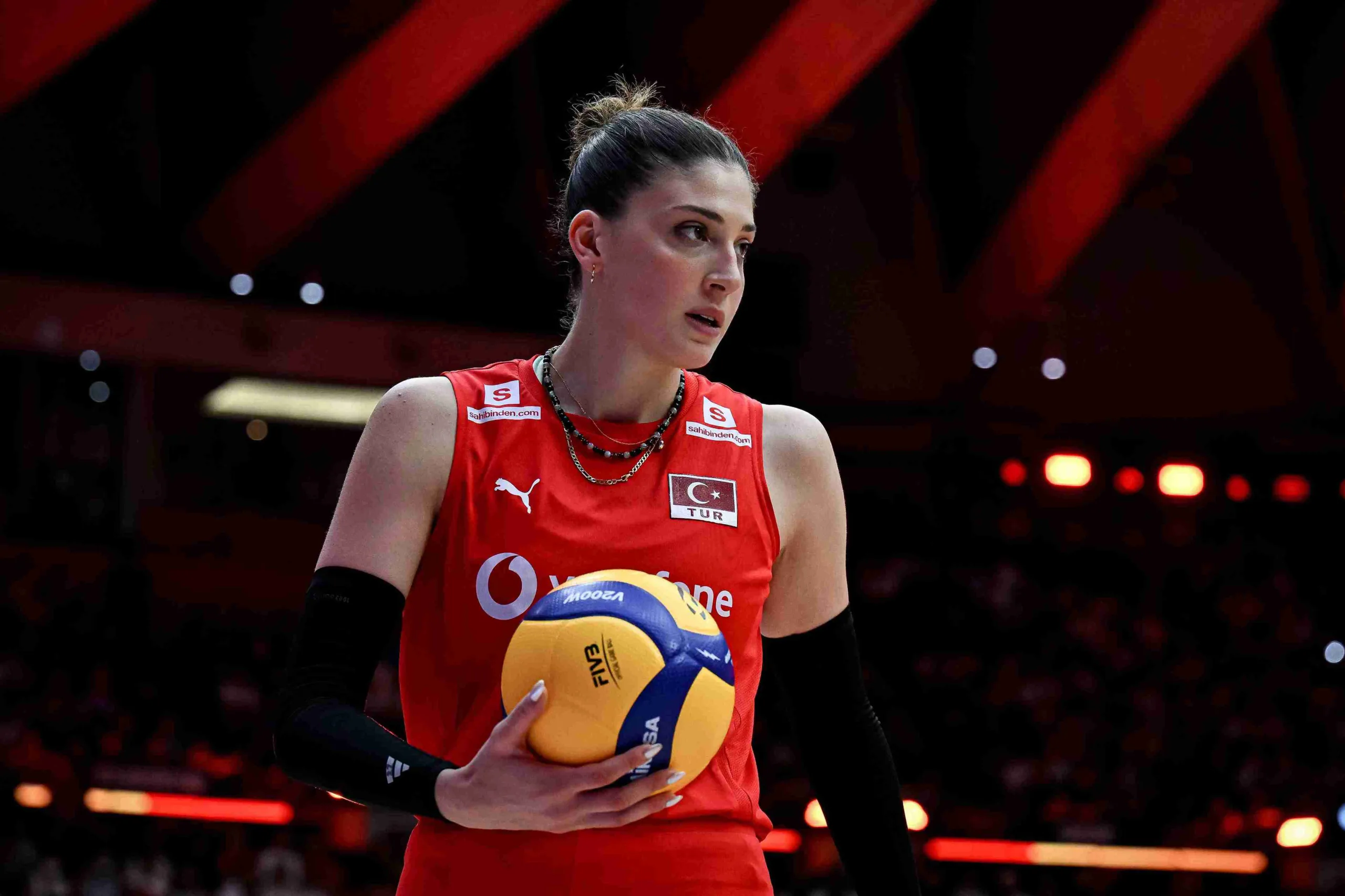 İlkin Aydın’dan Cesur Manifest Desteği Eski Voleybolcu Duygu Bal'ı Rahatsız Etti!