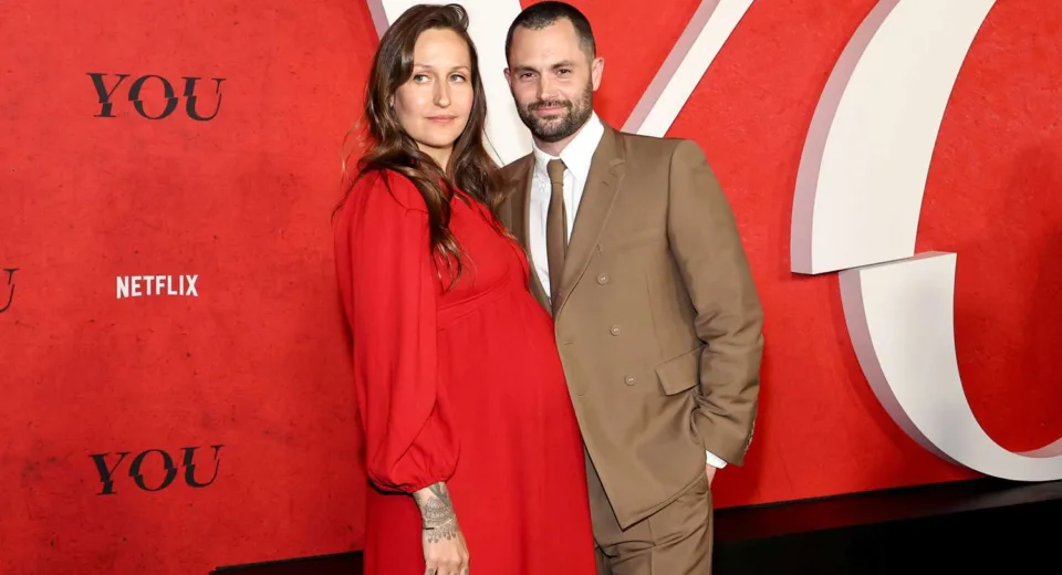 You Dizisinin Yıldızı Penn Badgley’den Müjdeli Haber: İkiz Bebeklerine Kavuştu