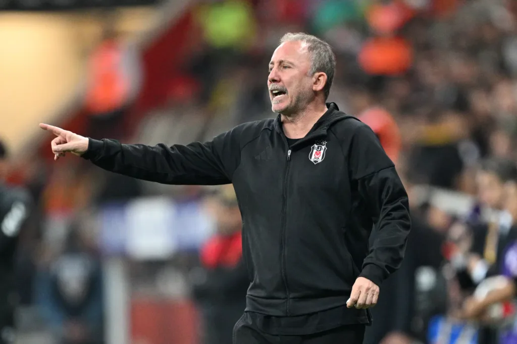 Galatasaray Taraftarından Derbi Öncesi Sergen Yalçın’a Anlamlı Jest! “Başın Sağ Olsun…”