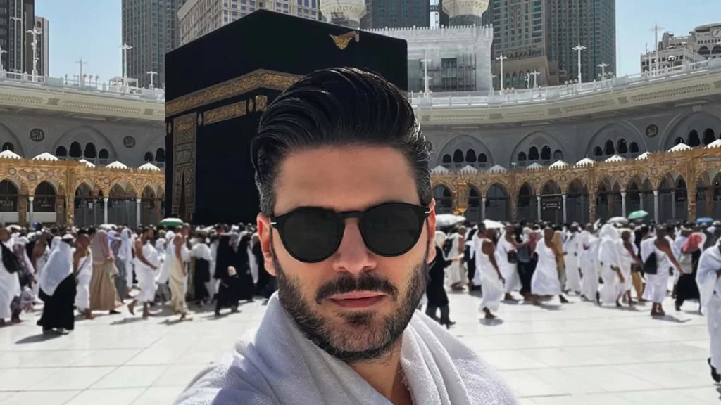 Tolgahan Sayışman Umre Ziyaretinde Duygusal Anlar Yaşadı