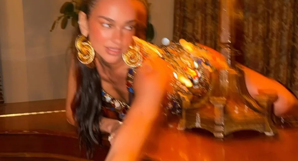 Dua Lipa’dan Cesur Pozlar! “Asla Eğlenmiyorum”